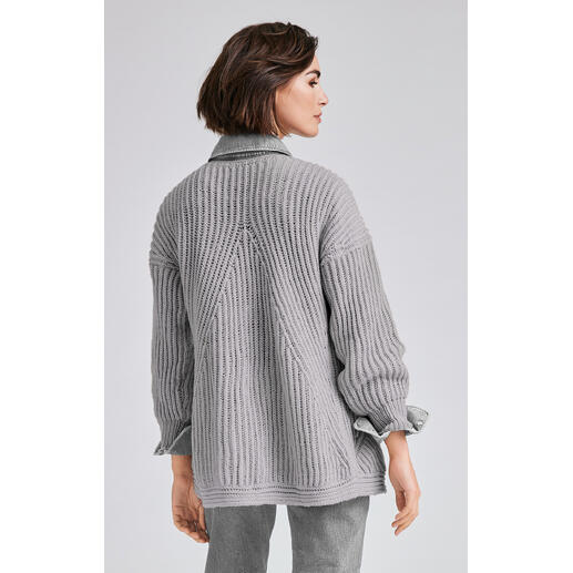 Frau von hinten in einer grauen Jacke aus Nuovo Merino 120 mit lockerer Passform.
