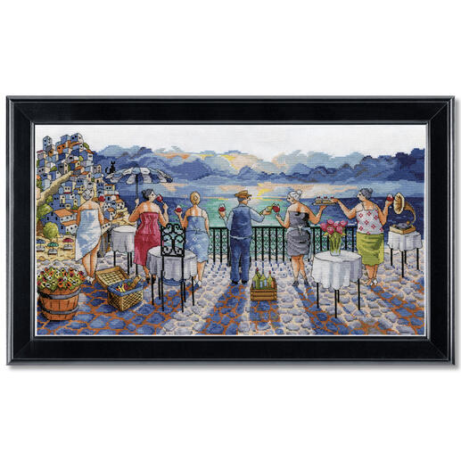 Gruppe von Personen genießt den Sonnenuntergang am Meer.