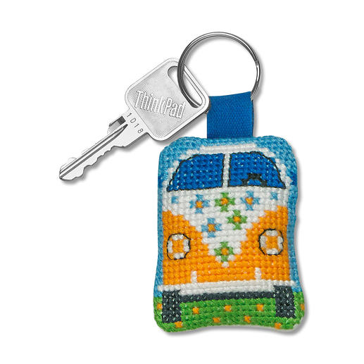 Schlüsselanhänger in Form eines bunten Busses.