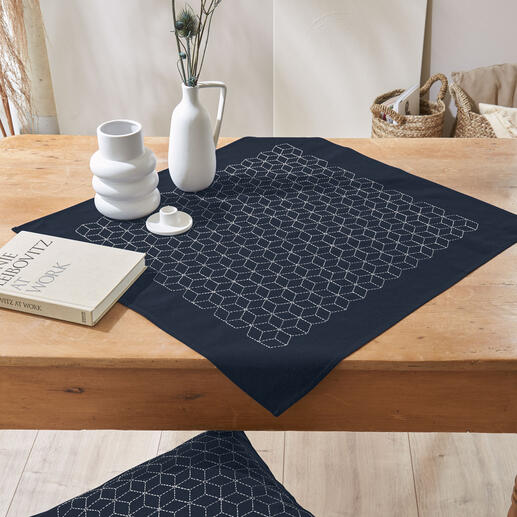 Ensemble in Blau mit Sashiko-Muster auf einem Tisch