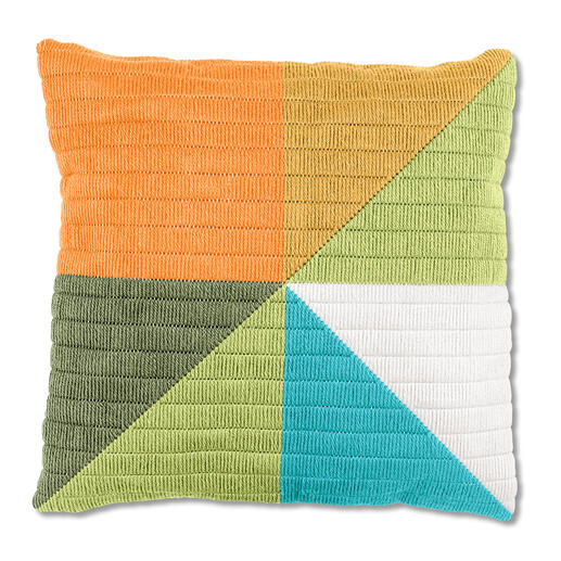 Orangene und grüne Longstichkissen mit geometrischen Dreiecken auf strukturierter Oberfläche.