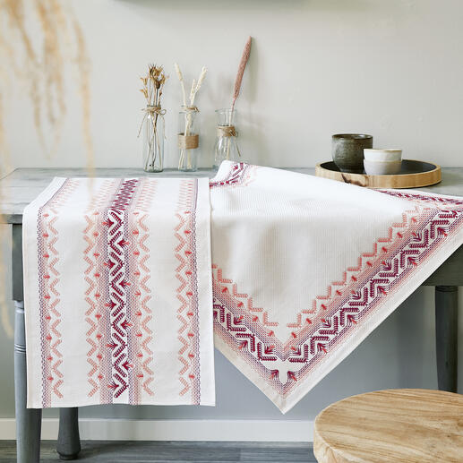 Tischwäsche mit braunem Gerstenkornmuster auf einem Holztisch.