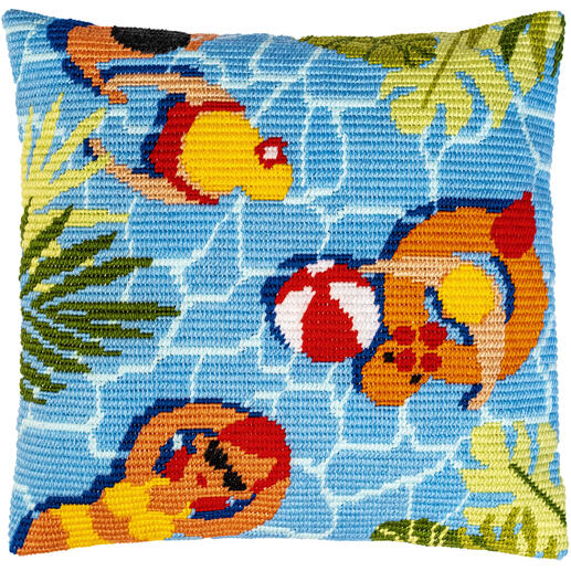 Spannstichkissen mit Sommermotiv, mehrere Personen im Wasser mit Bällen.