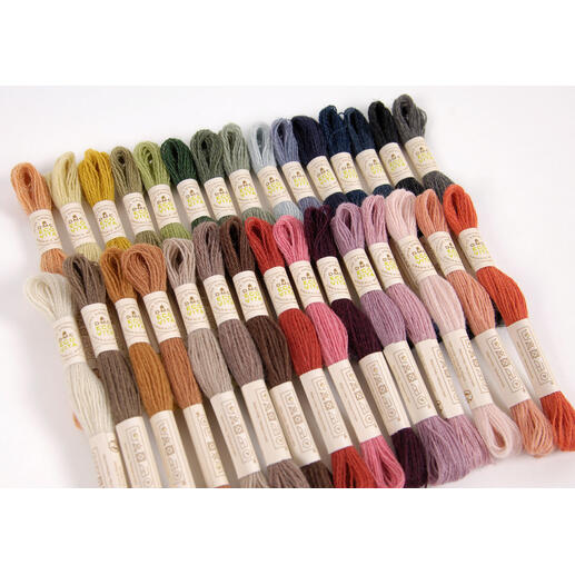 Sammlerbox mit 30 verschiedenen Stickgarnfarben ordentlich angeordnet