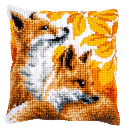 Kreuzstichkissen mit zwei Füchsen vor herbstlichen Blättern.