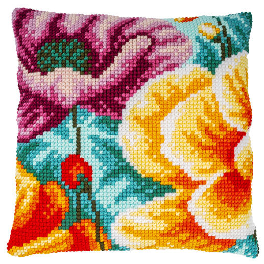 Kreuzstichkissen mit bunten Mohnblumen auf hellem Hintergrund.