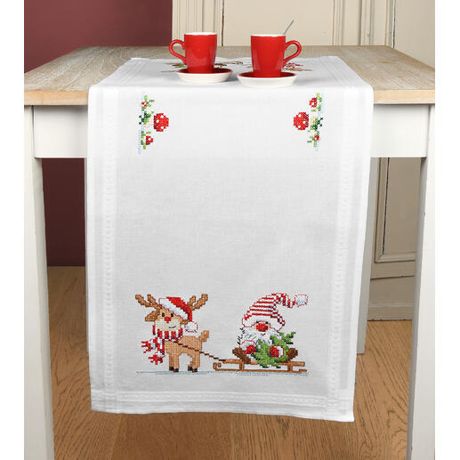 Tischläufer mit einem Wichtel und einem Rentier, die Geschenke ziehen.