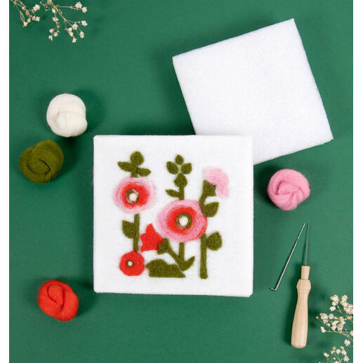 Vorgefertigter Filz mit einem Stockrosenmotiv und bunten Wollkugeln.