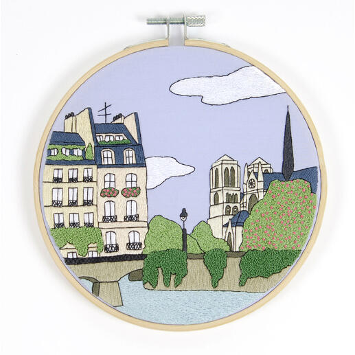 Stickset Paris mit gesticktem Stadtbild in einem Holzrahmen.