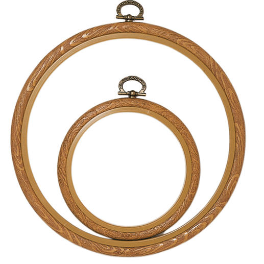 Zwei runde Stickringe aus Holz in unterschiedlichen Größen