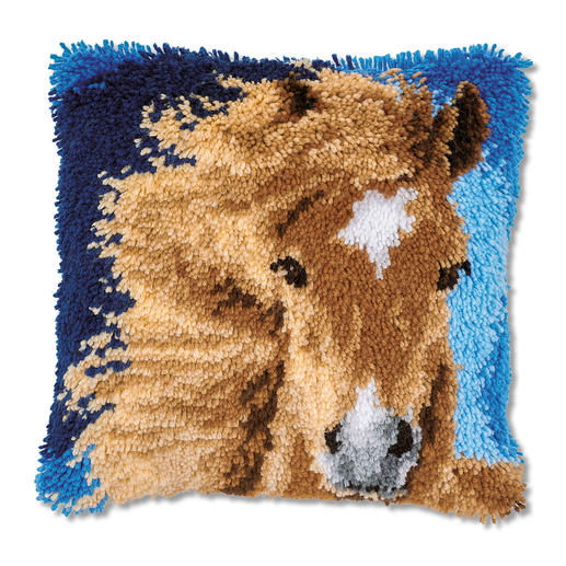 Knüpfkissen mit dem Kopf eines Pferdes auf blauem Hintergrund.