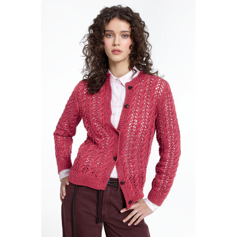 Model trägt eine rote Jacke aus Baumwollstrick