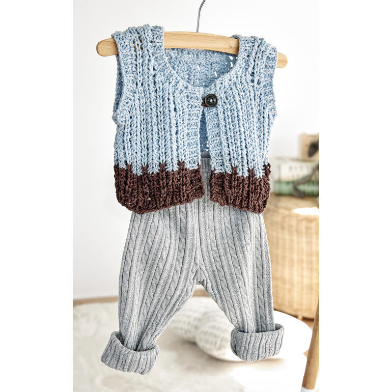 Babyweste aus Cotonara in Blau und Braun hängt zusammen mit einer grauen Hose.