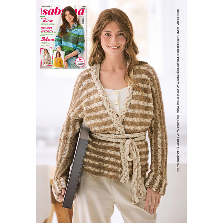 Gestreifte Wickeljacke aus Animals und Arequipa in Braun- und Beigetönen, abgebildet auf einem Modell.