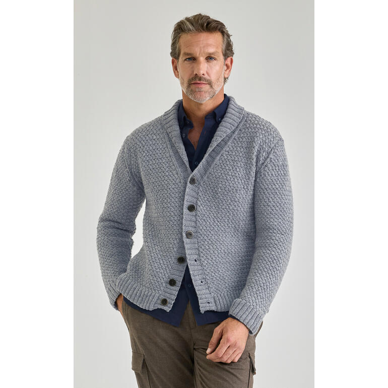 Mann trägt graue Merino-Jacke mit Knöpfen und einem dunkelblauen Hemd darunter.