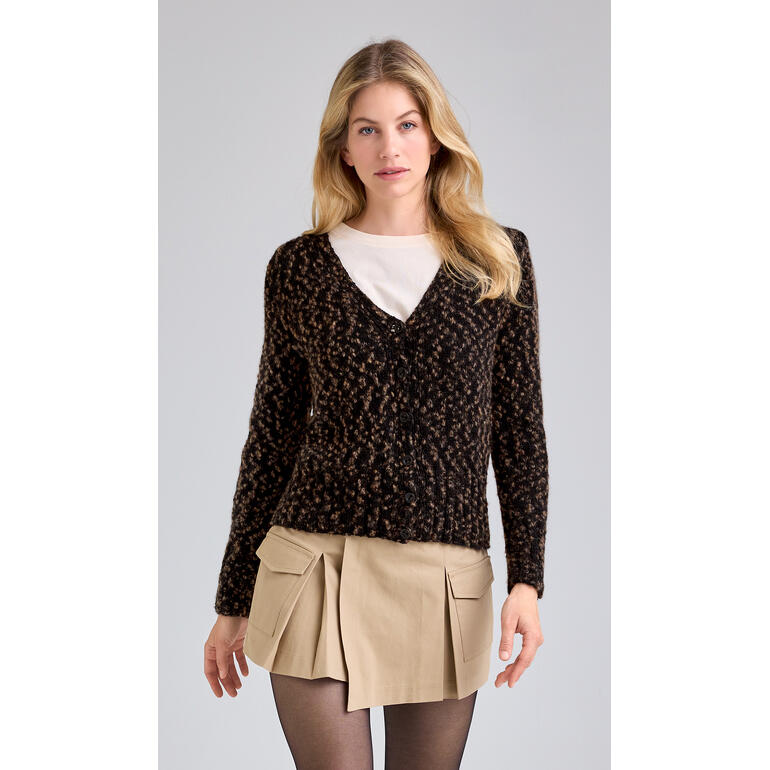 Frau in einer braunen Jacke aus Animals, lächelnd, mit Mustern