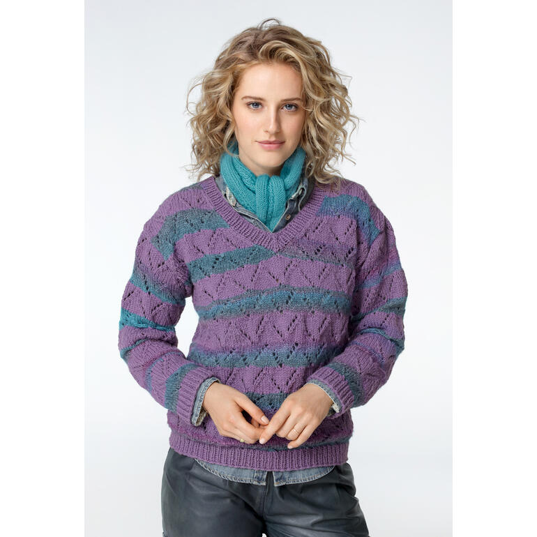 Frau trägt bunten Schal aus Fenella, im Winterlook mit langem Haar.