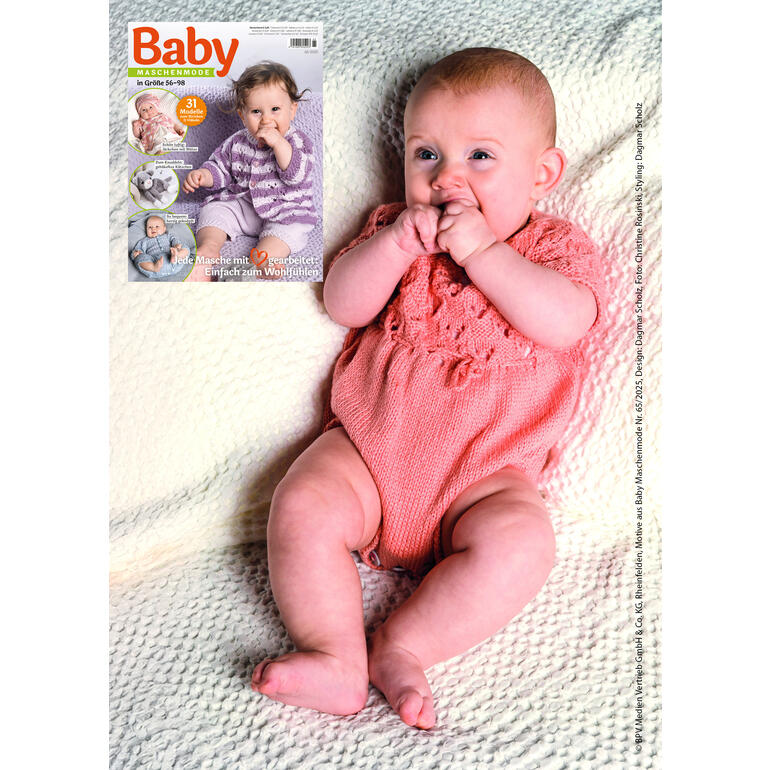 Lächelndes Baby in einem rosa Body, sitzt auf einer weißen Decke.