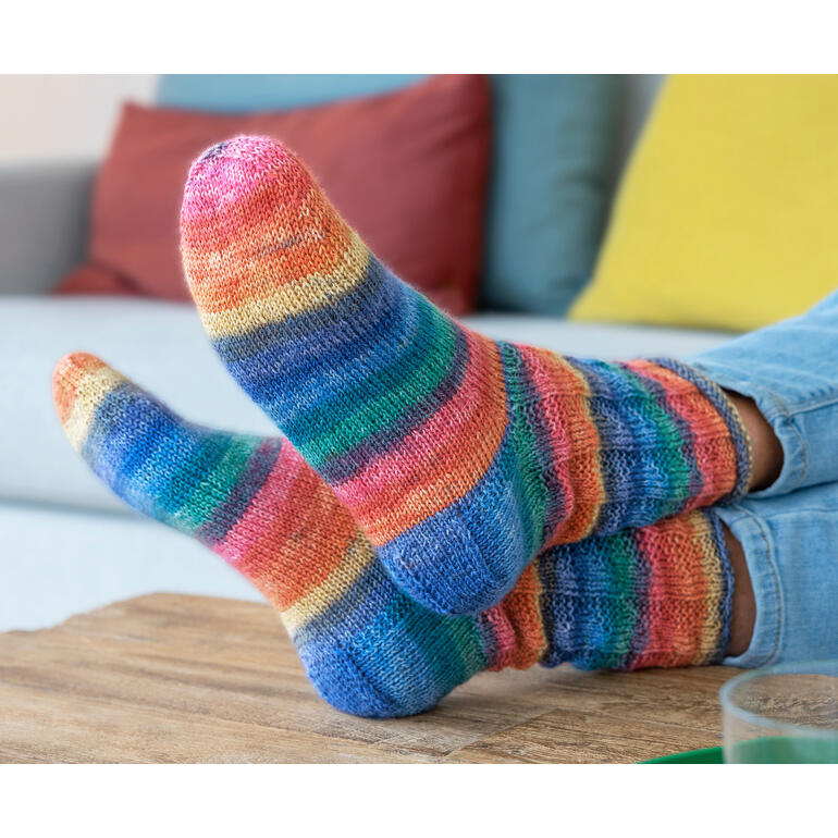 Bunte Socken in Größe 36/37 aus Hot Socks Riviera, liegen auf einem Tisch.