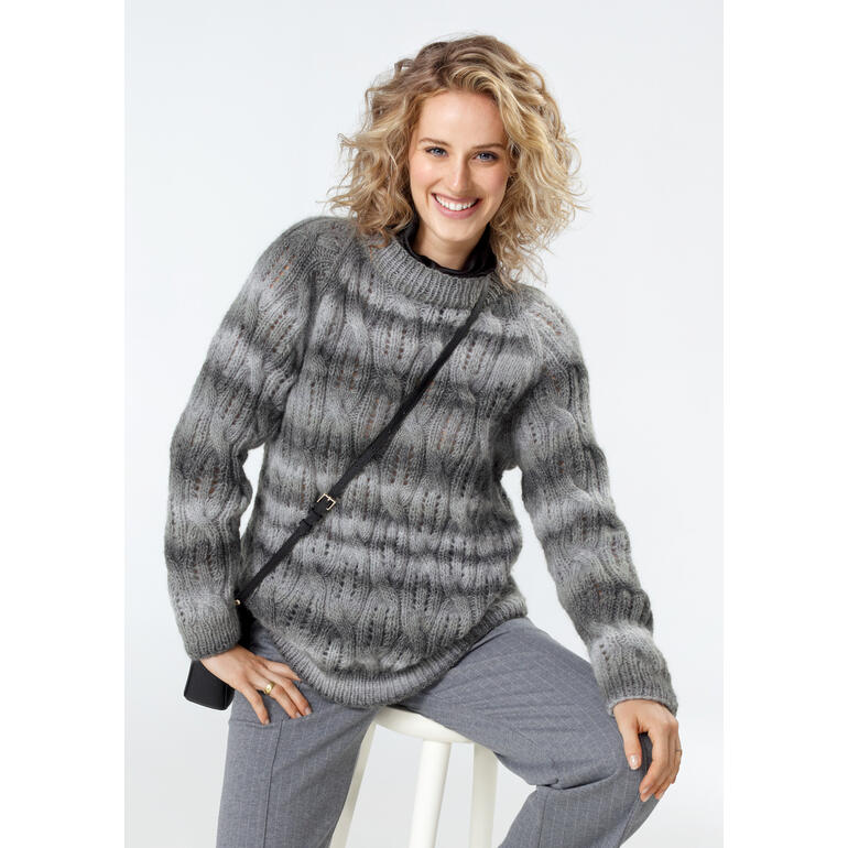Frau trägt einen grauen Pullover aus Scala mit attraktiven Mustern und lockere Passform.