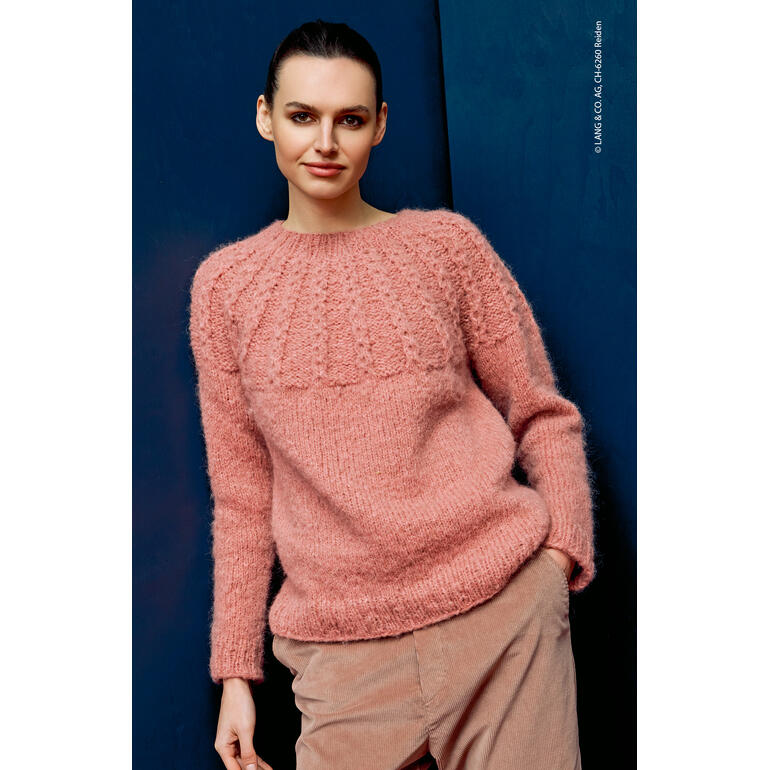 Frau trägt einen rosa Pullover aus Baby Lama mit strukturiertem Oberteil.