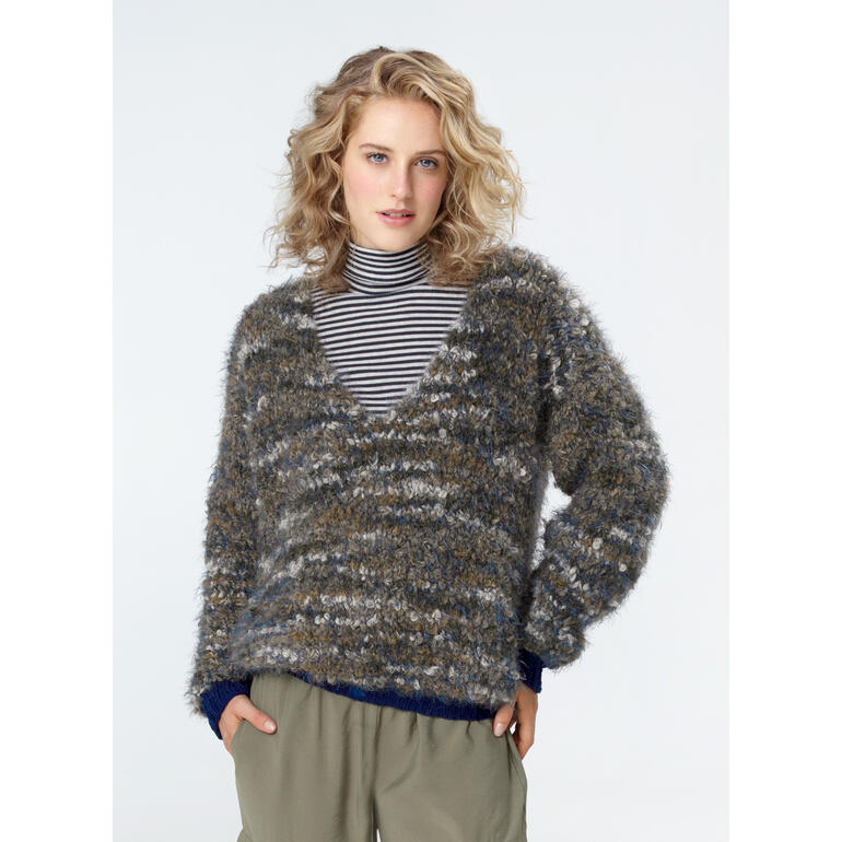 Frau trägt einen lässigen Pullover aus Bo. und Nuovo Merino 120, lässiger Look.