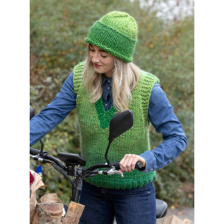 Pullunder mit V-Ausschnitt in Grüntönen, mit passendem Mütze.