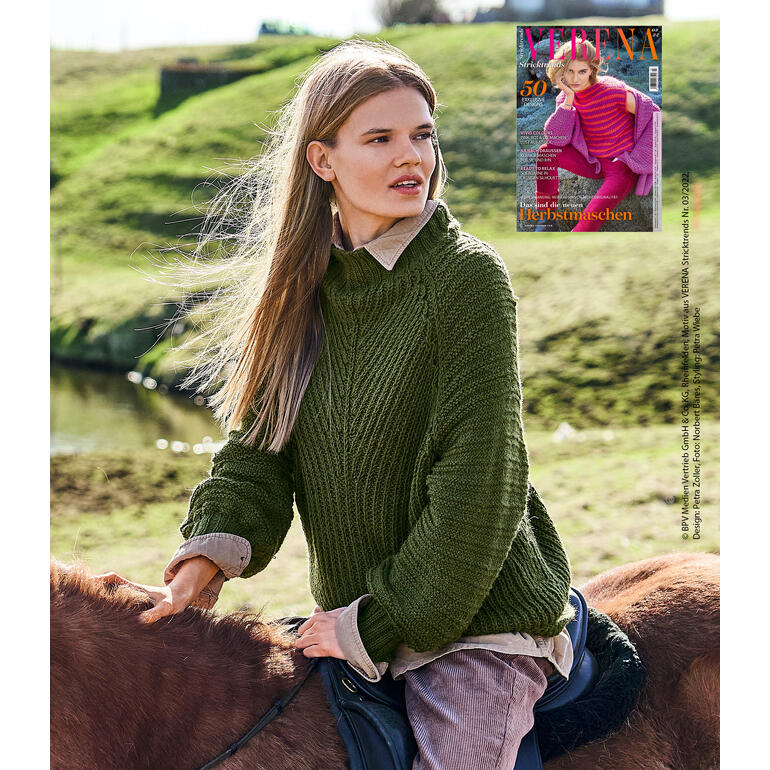 Dunkelgrüner Pullover aus Peru mit hohem Kragen und strukturiertem Muster.