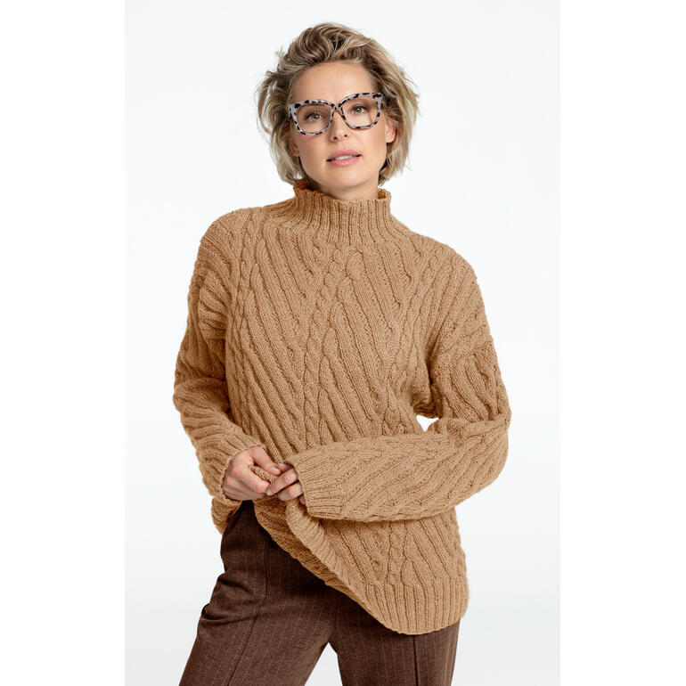 Beiger Pullover aus Aparta-Nova mit hohem Kragen und Zopfmuster.