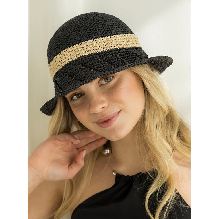 Anleitung für einen gehäkelten Hut aus Eco Vita Raffia, getragen von einer Frau