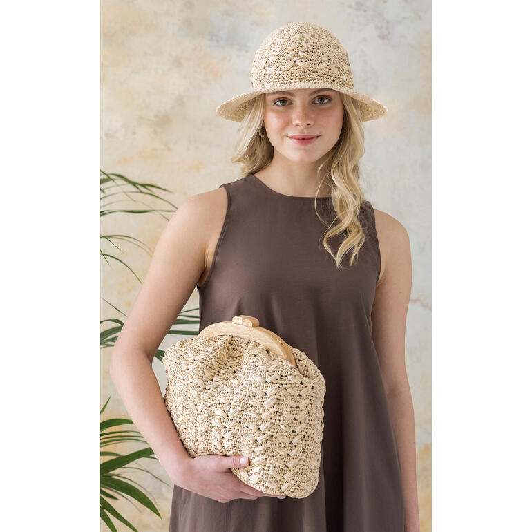 Anleitung für einen gehäkelten Hut und eine Tasche aus Eco Vita Raffia, Frau mit Hut und Tasche