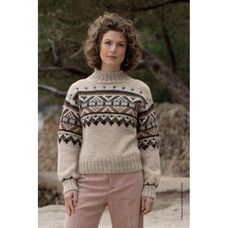 Beige Pullover aus Inca Nature mit traditionellem Muster.
