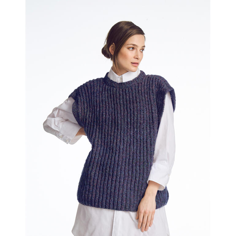 Frau in einem dunkelblauen Pullunder, trägt ein weißes Hemd darunter.