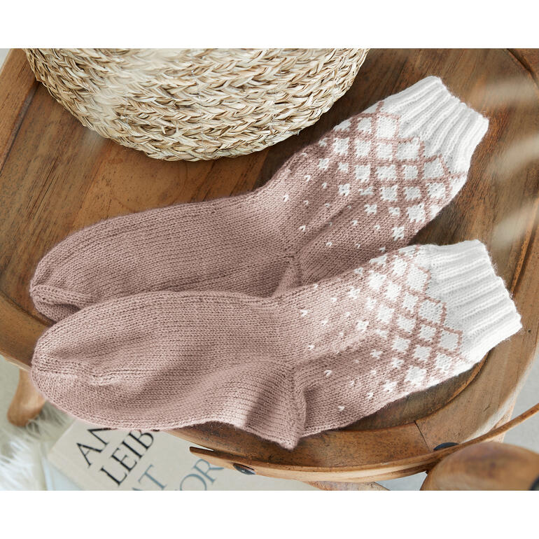 Socken aus Merino-Freizeit 4-fach, zart rosa mit weißem Musterdruck.