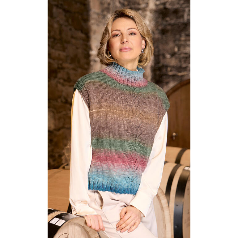 Frau in einem bunten Pullunder aus 1-2-3 Ideen Merino von Pro Lana.