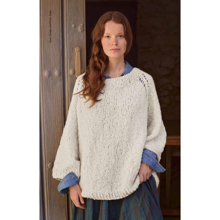 Frau trägt einen weißen Pullover aus Sussurro von Katia