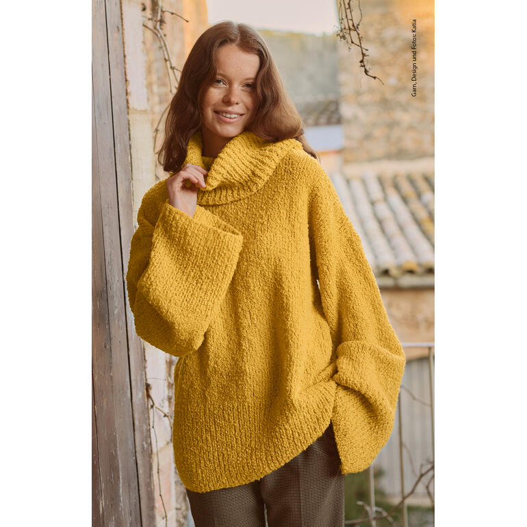 Frau zeigt einen gelben Pullover aus Sussurro von Katia