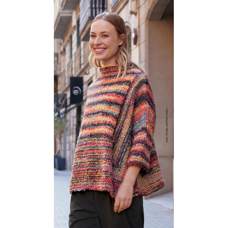 Frau trägt einen bunten Pullover aus Shibuya von Katia
