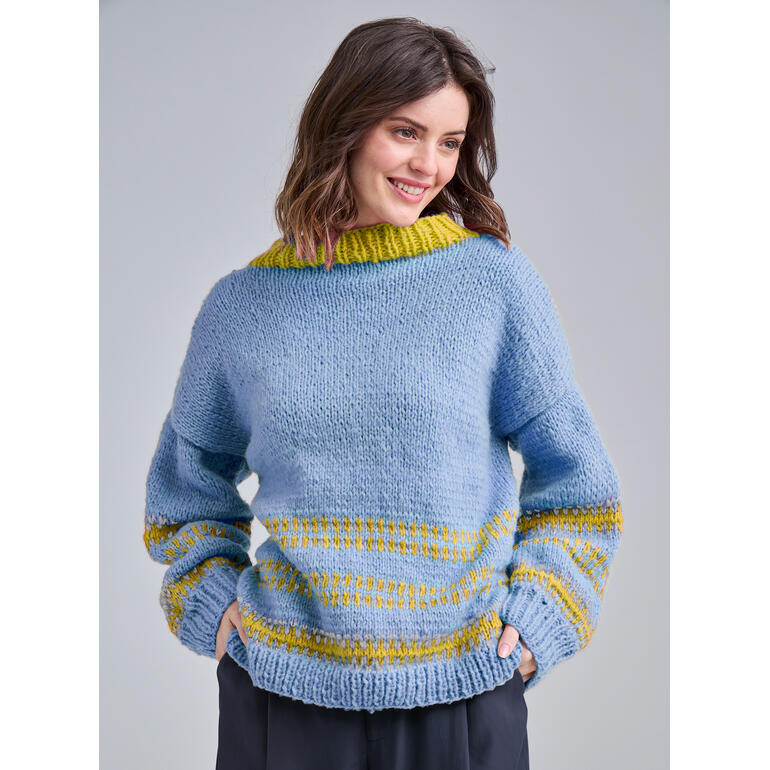 Frau trägt einen graublauen Pullover aus NewWool von Junghans-Wolle