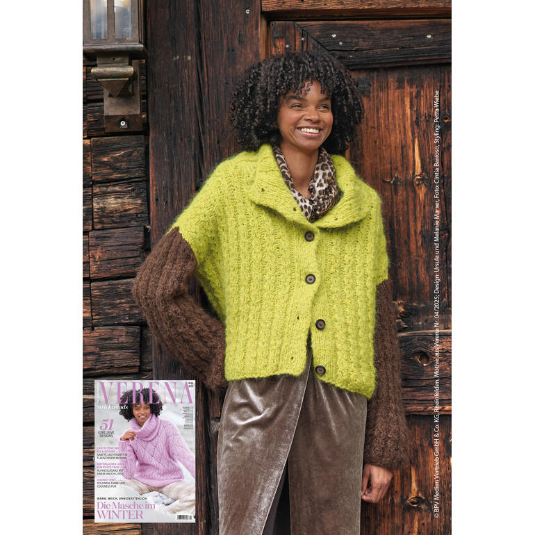 Frau trägt eine Jacke mit Stehkragen aus Nappy, vor einer Holzstruktur.