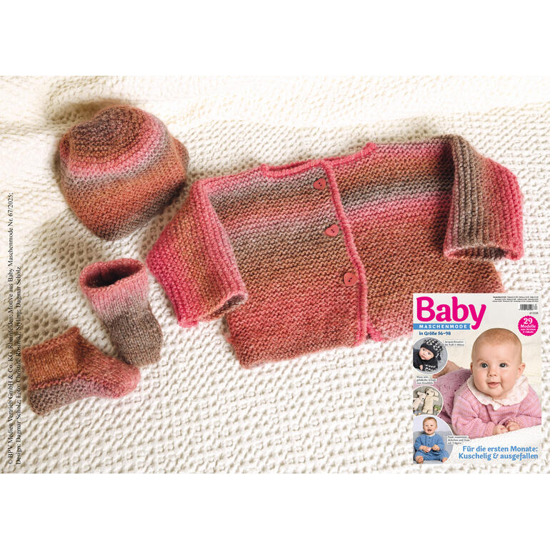 Batique Babyjacke, Mütze und Söckchen auf einem weißen Strickstück