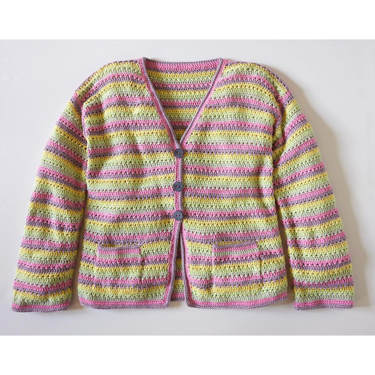 Häkeljacke aus Brillianto in bunten Streifen mit Knöpfen vorne.