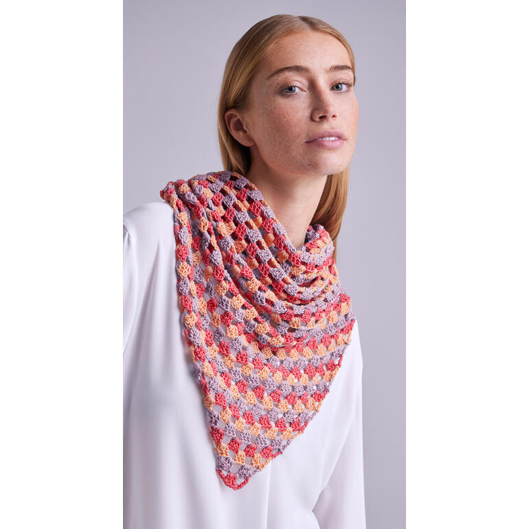 Gehäkeltes Dreiecktuch aus Recycle & Cotone in Rot-Orange-Farben.