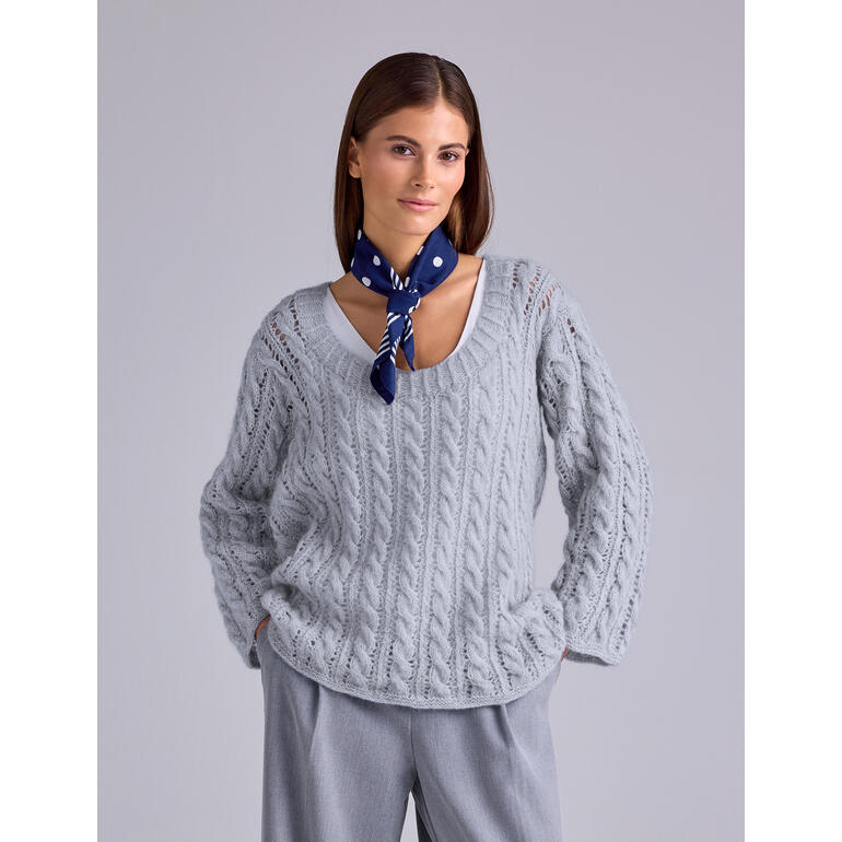 Pullover aus Alpafluffy in Hellgrau mit Zopfdesign.