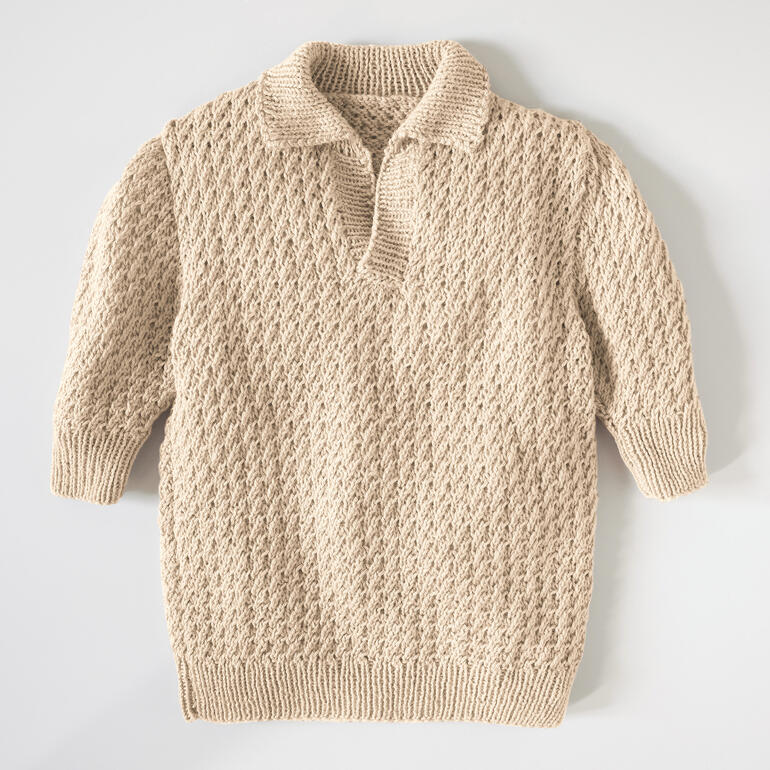 Beiger Pullover aus Peru mit strukturiertem Muster und kurzen Ärmeln.