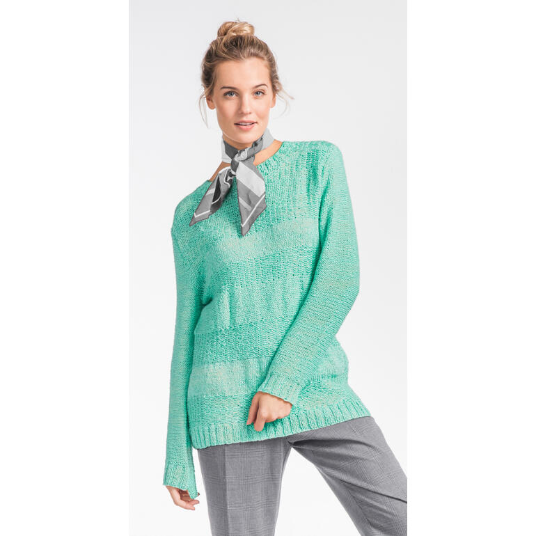 Frau trägt mintgrünen Pullover aus Varese mit einem schicken Halstuch.