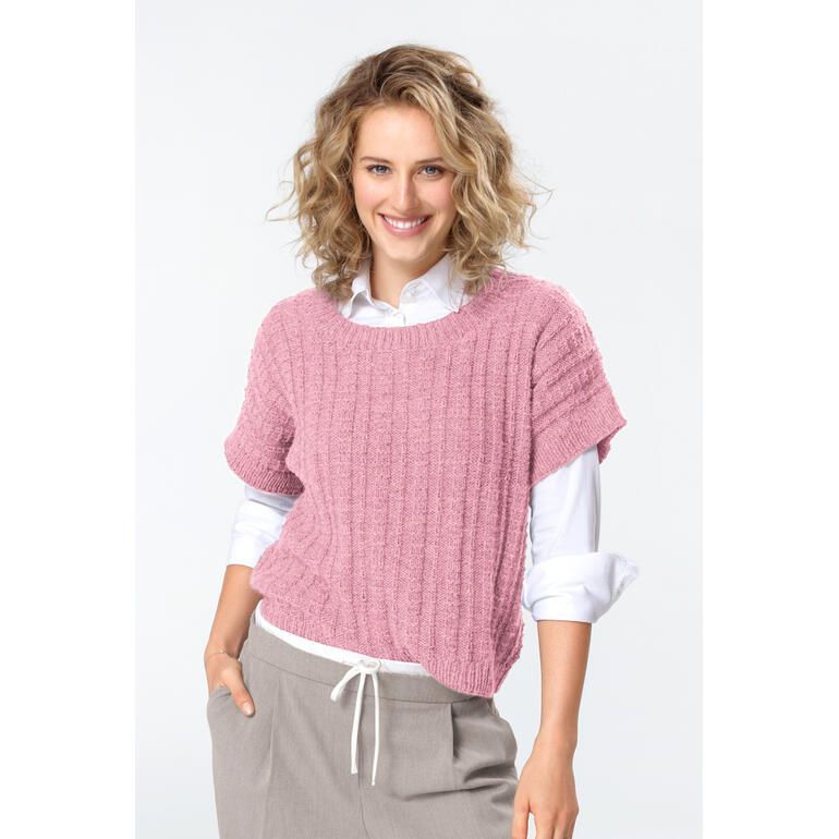 Frau trägt rosa Pullunder aus Wool-Cashmere und lächelt.