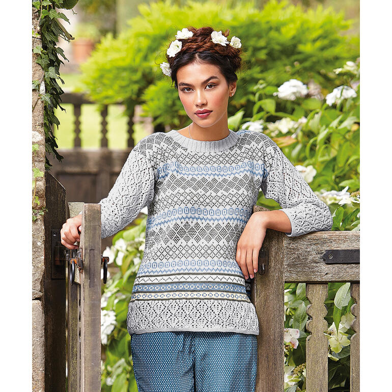 Weißer Pullover mit Muster, Modell aus Summerlite 4ply von Rowan in Blumenlandschaft.