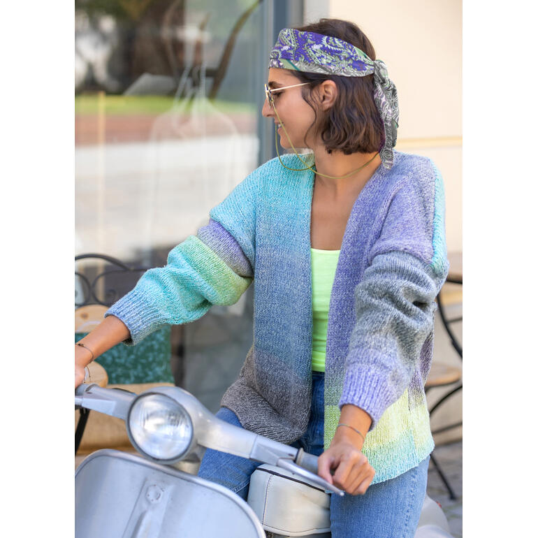 Damen-Jacke in sanften Farben, lässig am Roller, aus Pastello von Gründlund.