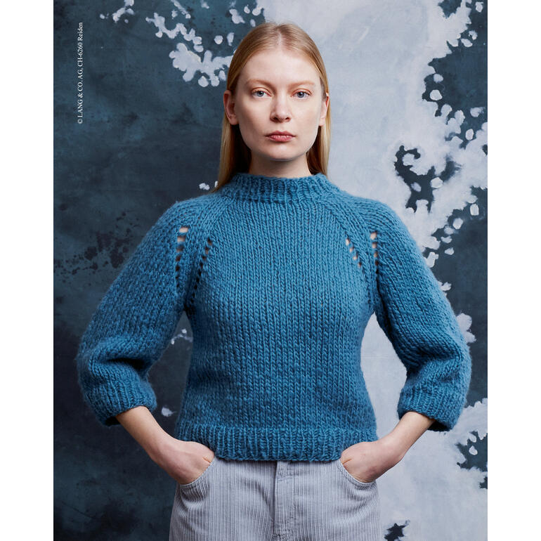 Pullover aus Avalon-Wolle in blauer Farbe, getragen von einem blonden Model.